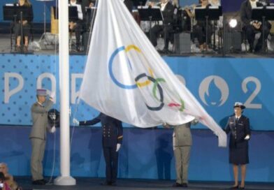Bandeira Olímpica é hasteada de cabeça para baixo na cerimônia de abertura