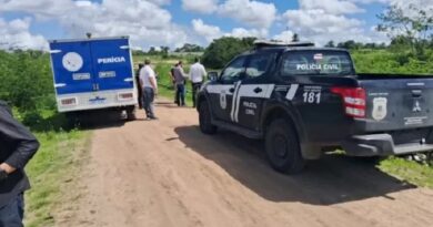 Homem é encontrado carbonizado e amarrado a colchão em matagal de Feira de Santana