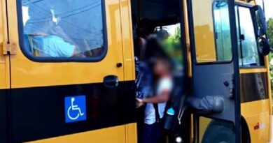 Superlotação e falta de monitores afastam alunos com deficiência das escolas em Catu