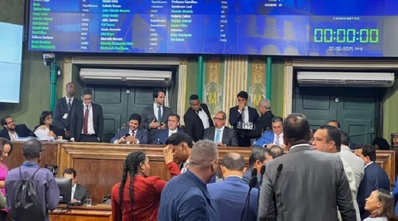Carlos Muniz marca reabertura da Câmara com promessa de mudanças no transporte público de Salvador