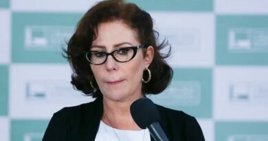 Após condenação no STF, Carla Zambelli deixa o Brasil e anuncia afastamento do mandato