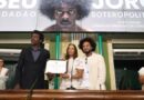 Seu Jorge recebe título de Cidadão de Salvador em sessão solene tomada pela emoção