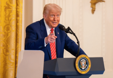 Trump oficializa tarifa de 50% sobre o Brasil e impõe sanções a Moraes