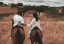 Caio Castro e Vitória Bohn posam juntinhos e levantam rumores de namoro