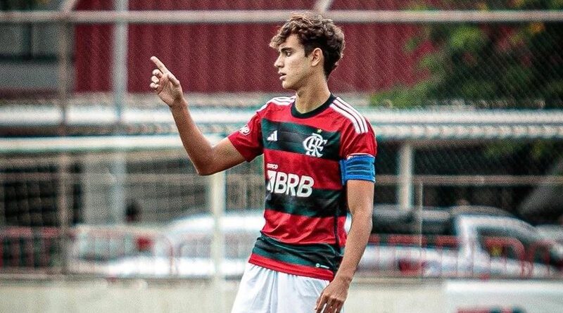 Vitória acerta chegada de volante ex-Flamengo para a base