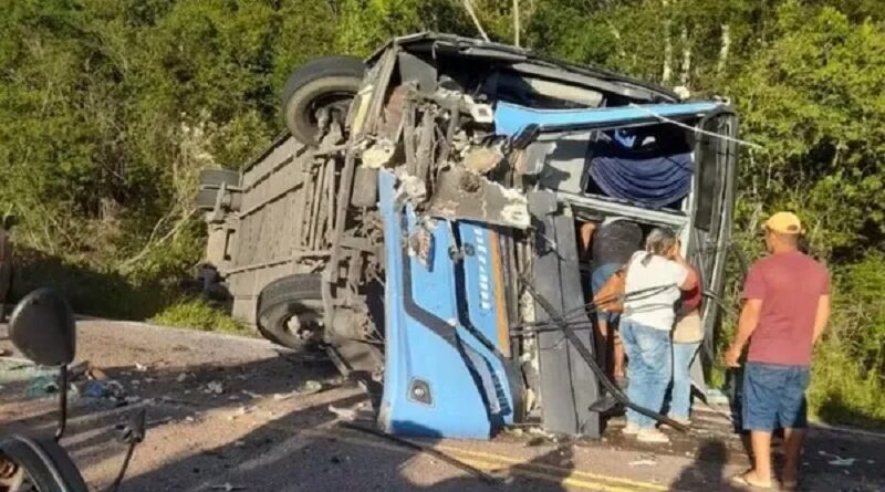 Colisão entre ônibus e caminhão deixa dois mortos e dezenas de feridos