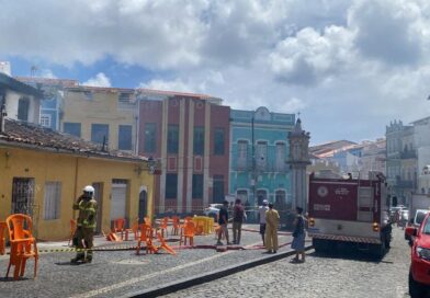Título: Incêndio em casarão no Santo Antônio Além do Carmo deixa homem com 50% do corpo queimado