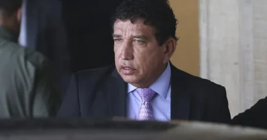 Magno Malta tem acesso negado a Bolsonaro na Papudinha e tenta realizar oração no batalhão