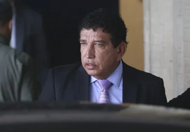 Magno Malta tem acesso negado a Bolsonaro na Papudinha e tenta realizar oração no batalhão