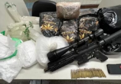 PM Apreende Fuzil com Luneta e 20kg de Drogas na Estrada do Raposo