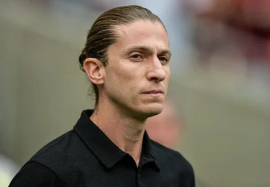 Filipe Luís vence no Barradão, mas critica gramado: “Péssimas condições”