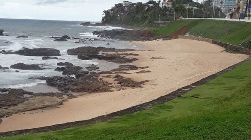 Mulher se machuca ao fugir de suspeitos e cair em pedras na praia de Ondina