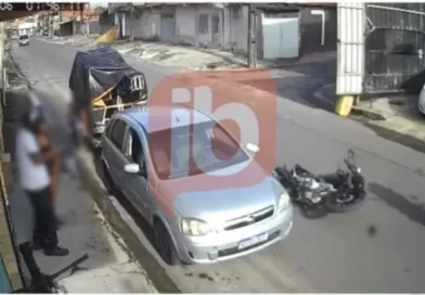 Criminoso atira para o alto e ameaça moradores durante assalto