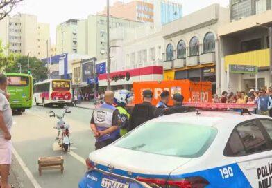 Mãe e filho morrem atropelados por ônibus após manobra de carro