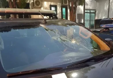 Homem é preso em flagrante após destruir para-brisa de viatura na porta de delegacia em Brumado