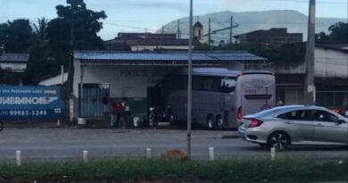 Ônibus perde o freio, invade ponto de apoio e deixa mortos na BA-263