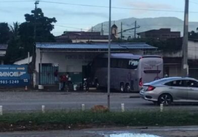 Ônibus perde o freio, invade ponto de apoio e deixa mortos na BA-263