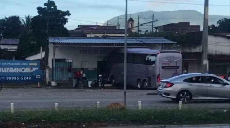 Ônibus perde o freio, invade ponto de apoio e deixa mortos na BA-263