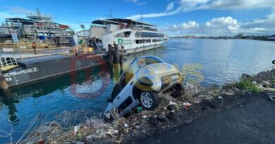 Susto na Feira de São Joaquim: Carro “ganha vida própria” e fica pendurado à beira-mar