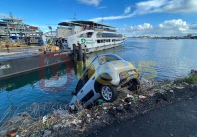Susto na Feira de São Joaquim: Carro “ganha vida própria” e fica pendurado à beira-mar
