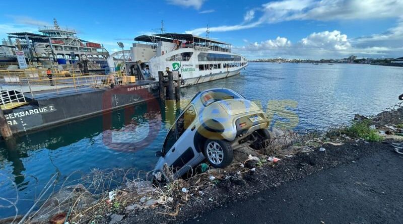 Susto na Feira de São Joaquim: Carro “ganha vida própria” e fica pendurado à beira-mar