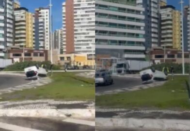 Sexta-Feira Santa começa com acidente na Orla: carro capota na Boca do Rio