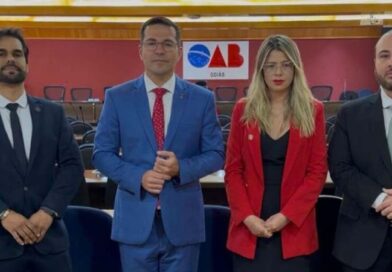 Justiça afasta delegado que invadiu escritório com fuzil para prender advogada em Goiás