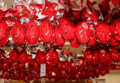 Salvador Corre para Garantir o Ovo de Páscoa sob Reclamações de Preços Altos