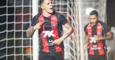 Com estrela de Renato Kayzer, Vitória despacha o Ceará e carimba vaga na semifinal