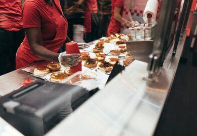 CRISE NO FAST-FOOD: Wendy’s fecha mais de 300 lojas nos EUA e anuncia demissões em massa