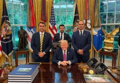 Flávio Bolsonaro se reúne com Donald Trump na Casa Branca ao lado de Eduardo Bolsonaro