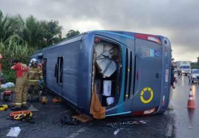 Acidente com ônibus da Cidade Sol deixa um morto e quatro feridos na BR-324