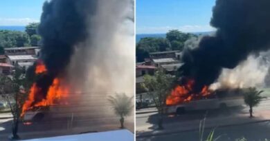 Ônibus pega fogo no Lobato e deixa trânsito lento na Avenida Suburbana