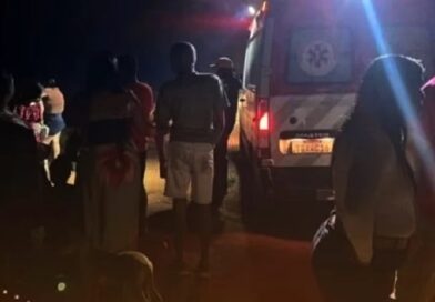 Mulher morre como heroína ao salvar criança de afogamento; dois homens continuam desaparecidos