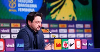 “Reflexo da xenofobia”: Arthur Elias detona arbitragem após derrota do Brasil para os EUA