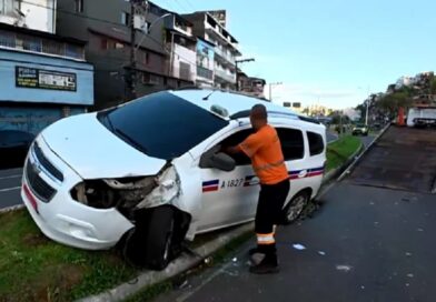 Táxi colide com poste na Vasco da Gama e interdita trânsito em Salvador