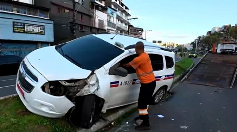 Táxi colide com poste na Vasco da Gama e interdita trânsito em Salvador