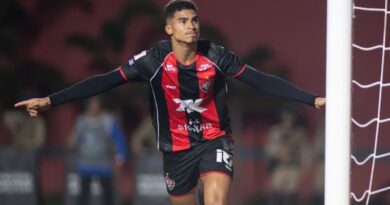Nicola revela gigantes que tentaram tirar atacante Renê do Vitória
