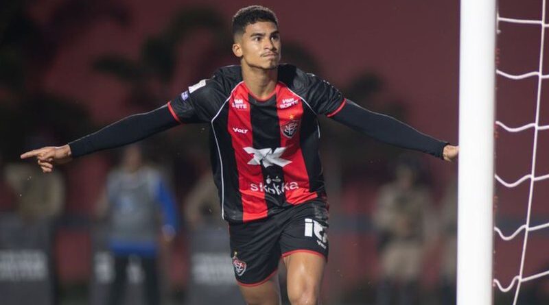 Nicola revela gigantes que tentaram tirar atacante Renê do Vitória