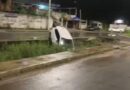 Carro cai em córrego após motorista perder o controle da direção em Pau da Lima