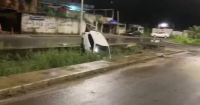 Carro cai em córrego após motorista perder o controle da direção em Pau da Lima
