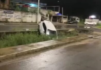 Carro cai em córrego após motorista perder o controle da direção em Pau da Lima