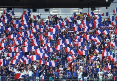 Adolescente morre após cair de caminhão durante comemoração por vitória da França na Copa do Mundo