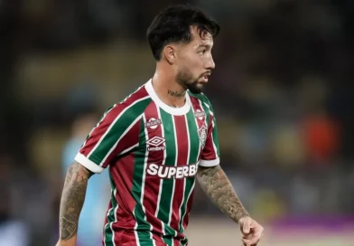 CBF investiga Lucho Acosta, do Fluminense, por suspeita de manipulação em cartões amarelos