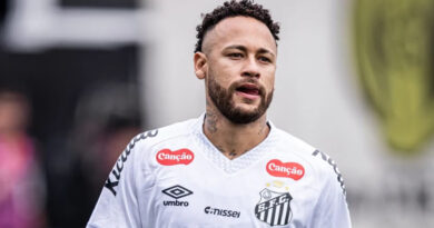 Neymar nega bronca em jovens do Santos no intervalo, rebate imprensa e faz alerta