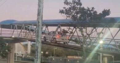 Motorista invade passarela de pedestres com carro na Avenida Paralela