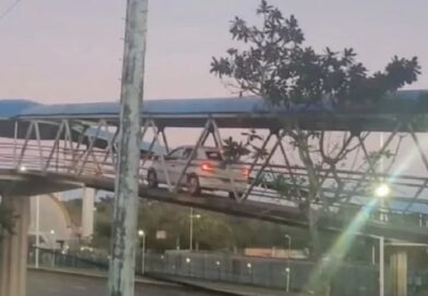 Motorista invade passarela de pedestres com carro na Avenida Paralela