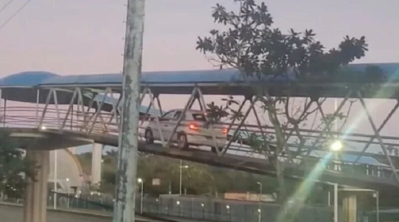 Motorista invade passarela de pedestres com carro na Avenida Paralela