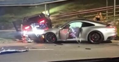 Porsche fica destruído após colisão na Avenida Paralela, em Salvador