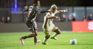 Vasco supera expulsão no início, bate o Vitória em São Januário e larga na frente nas quartas